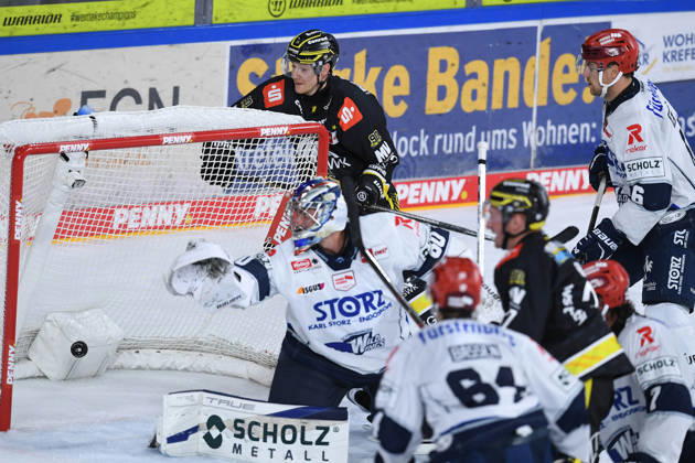 Ice Hockey: DEL Matchday 4—Krefeld Pinguine vs. Schwenninger Wild Wings on September 27, 2026, at the Yayla Arena in Krefeld. Goal to make it 2–1 by Ole Blumenkamp (Krefeld). In accordance with the guidelines of the DEL (German Ice Hockey League), the publication and further use of thein electronic media and on devices of any kind is not permitted while the game is in progress xRx