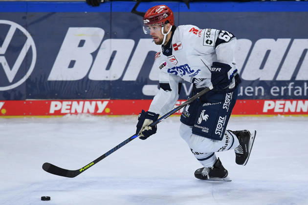 Ice Hockey: DEL Matchday 4—Krefeld Pinguine vs. Schwenninger Wild Wings on September 27, 2026, at the Yayla Arena in Krefeld. Thomas Schemitsch, Schwenningen. In accordance with the guidelines of the DEL (German Ice Hockey League), the publication and further use of the footage in electronic media and devices of any kind during the game is not permitted xRx