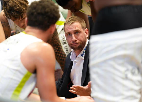 Vincent Van Sliedregt, Medikamente per Klick Bayreuth; head coach speaks with his team during a timeout, GER; EPG Baskets Koblenz vs. Medikamente per Klick Bayreuth; Barmer 2 Basketball Bundesliga, ProA, Matchday 1, 2026–27 Season, EPG Arena, Koblenz, September 27, 2026 EPG Baskets Koblenz vs. Medikamente per Klick Bayreuth, ProA, Matchday 1, 2026–27 Season, September 27, 2026, Koblenz Copyright: xEibner-Pressefoto ScottxColemanx EP_SCN