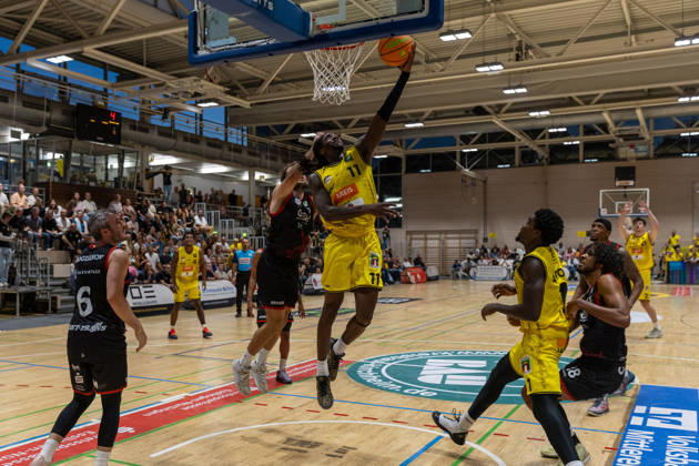 Tyrel Morgan of the Kreisbau Kirchheim Knights, 11, against Sebastian Brach of the SBB Boerde Baskets, 10, on a layup. GER, Kreisbau Knights vs. SBB Baskets, Basketball, ProA, Matchday 1, 2026–2027 season, September 26, 2026, GER, Kreisbau Kirchheim Knights vs. SBB Baskets, Basketball, ProA, Matchday 1, 2026–2027 season, September 26, 2026, Kirchheim Copyright: xEibner-Pressefoto DavidexDixGiovx EP_DGI