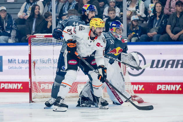 Trevor Carrick (EHC Red Bull Munich, 44) defends against Matthew Wedman (Loewen Frankfurt, 67) in front of the net of Antoine Bibeau (goaltender, EHC Red Bull Munich, 30, GER), EHC Red Bull Munich vs. Löwen Frankfurt Ice Hockey, DEL, 2026–2027 Season, Matchday 4, September 27, 2026 Photo: HMB Media, Heike Feiner Copyright: HMBxMedia HeikexFeiner