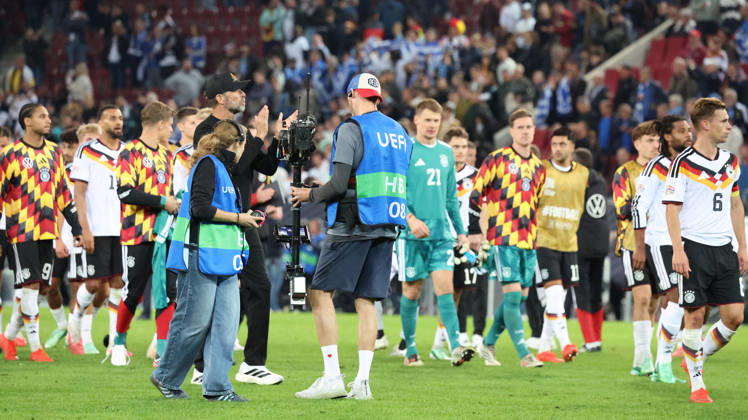 September 27, 2026, xrekx, Soccer, UEFA Nations League, Germany vs. Greece, end of the game: Jürgen Klopp, coach of Germany, and the team thank the fans; the players thank the fans for their support in Augsburg