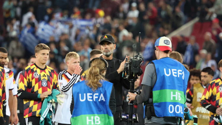 September 27, 2026, xrekx, Soccer, UEFA Nations League, Germany vs. Greece, end of the game: Jürgen Klopp, coach of Germany, and the team thank the fans; the players thank the fans for their support in Augsburg