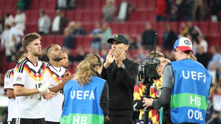 September 27, 2026, xrekx, Soccer, UEFA Nations League, Germany vs. Greece, end of the game: Jürgen Klopp, coach of Germany, and the team thank the fans; the players thank the fans for their support, Augsburg