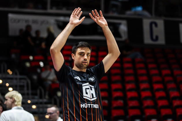 September 27, 2026, GER, BBL, easyCredit Basketball Bundesliga, Chemnitz, Niners Chemnitz vs. Phoenix Hagen, Mateo Šerić of the Niners Chemnitz, 21 during warm-ups at the Chemnitz Messe in Chemnitz, Saxony, Germany