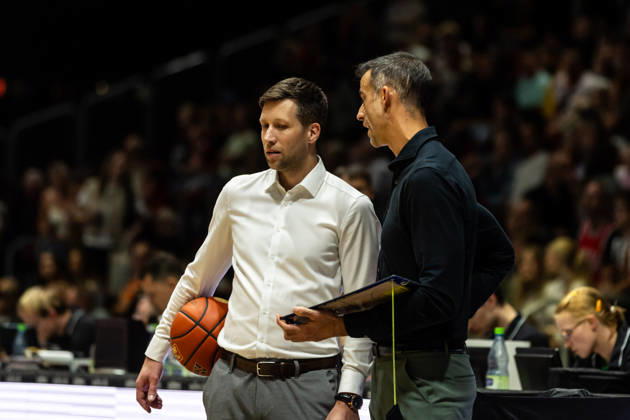 September 27, 2026, GER, BBL, easyCredit Basketball Bundesliga, Chemnitz, Niners Chemnitz vs. Phoenix Hagen; Johannes Hülsmann, Assistant Coach, Phoenix Hagen; Chris Harris, Head Coach, Phoenix Hagen; Chemnitz Messe, Chemnitz, Saxony, Germany