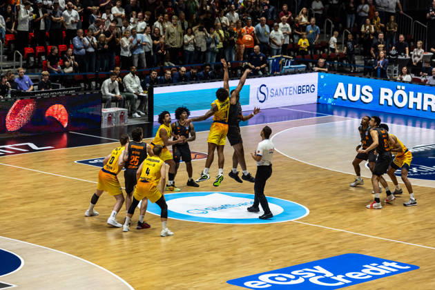 September 27, 2026, GER, BBL, easyCredit Basketball Bundesliga, Chemnitz, Niners Chemnitz vs. Phoenix Hagen tip-off, Marvin Omonigho Omuvwie (Phoenix Hagen), 11, Nighael Ceaser (Niners Chemnitz), 22, Chemnitz Messe, Chemnitz, Saxony, Germany