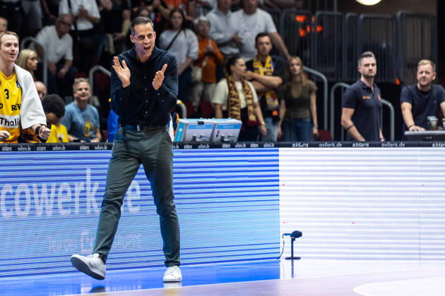 September 27, 2026, GER, BBL, easyCredit Basketball Bundesliga, Chemnitz, Niners Chemnitz vs. Phoenix Hagen, Chris Harris (coach), Phoenix Hagen applauds Chemnitz, Chemnitz Trade Fair, Saxony, Germany