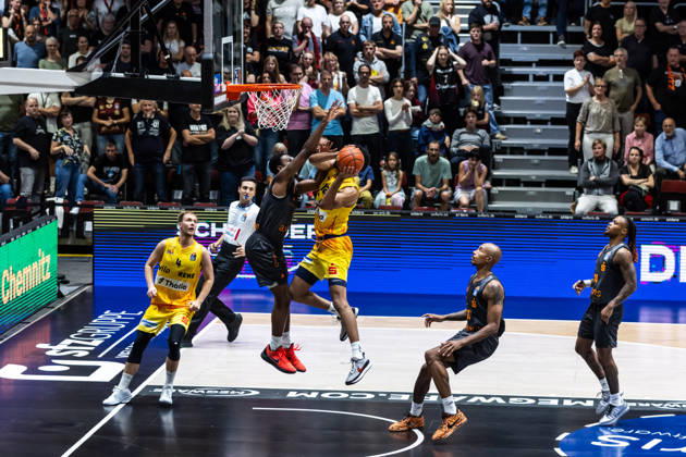 September 27, 2026, GER, BBL, easyCredit Basketball Bundesliga, Chemnitz, Niners Chemnitz vs. Phoenix Hagen, Tyler Polley (Phoenix Hagen), 12, Phlandrous Fleming Jr. (Niners Chemnitz), 1, Chemnitz Messe, Chemnitz, Saxony, Germany