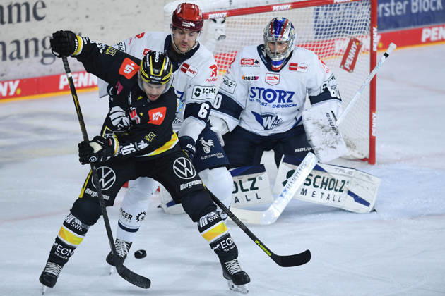 Ice Hockey: Penny DEL, Matchday 4—Krefeld Pinguine vs. Schwenninger Wild Wings on September 27, 2026, at the Yayla Arena in Krefeld. Tanner Kero (Krefeld), in the foreground: Alexander Peters (Schwenningen), in the center: Joacim Eriksson (Schwenningen), in the background: In accordance with the guidelines of the DEL (German Ice Hockey League), the publication and further use of these images in electronic media and on devices of any kind during the game are not permitted. xRx