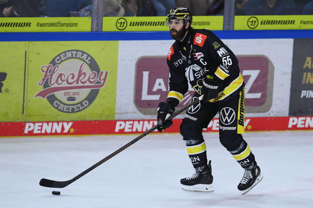 Ice Hockey: DEL Matchday 4—Krefeld Pinguine vs. Schwenninger Wild Wings on September 27, 2026, at the Yayla Arena in Krefeld. Davis Vandane, Krefeld. In accordance with the guidelines of the DEL (German Ice Hockey League), the publication and reuse of the footage in electronic media and ondevices of any kind is not permitted while the game is in progress xRx
