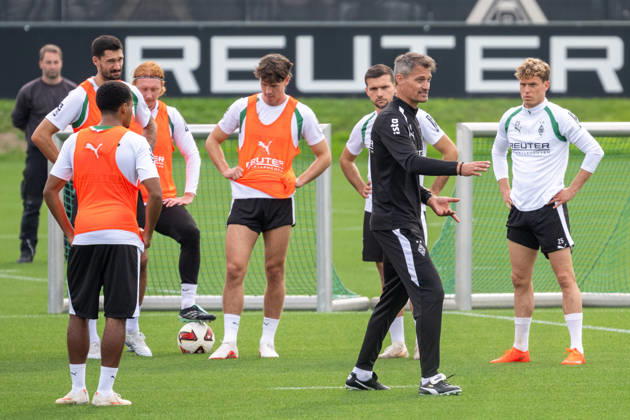 Alexander Blessin, Borussia Mönchengladbach coach, explains the drill to the players. Public training session: Borussia Mönchengladbach, soccer, Bundesliga, 2026–2027 season, September 29, 2026, public training session for Borussia Mönchengladbach, soccer, Bundesliga, 2026–2027 season, September 29, 2026, Mönchengladbach Copyright: xEibner-Pressefoto ThomasxHaeslerx EP_THR
