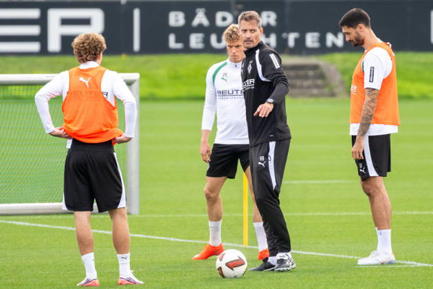 Alexander Blessin of Borussia Mönchengladbach, coach, explains to Hugo Bolin of Borussia Mönchengladbach, 38, Robin Hack (Borussia Mönchengladbach, 25) and Tim Kleindienst (Borussia Mönchengladbach, 11) demonstrate the drill during an open practice at Borussia Mönchengladbach, soccer, Bundesliga, 2026–2027 season, September 29, 2026, public training session for Borussia Mönchengladbach, soccer, Bundesliga, 2026–2027 season, September 29, 2026, Mönchengladbach Copyright: xEibner-Pressefoto ThomasxHaeslerx EP_THR