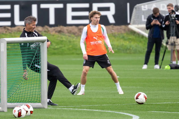 Alexander Blessin of Borussia Mönchengladbach, the coach, puts the ball into play for the drill; behind him is Hugo Bolin of Borussia Mönchengladbach, 38. Open practice for Borussia Mönchengladbach, soccer, Bundesliga, 2026–2027 season, September 29, 2026, public training session for Borussia Mönchengladbach, soccer, Bundesliga, 2026–2027 season, September 29, 2026, Mönchengladbach Copyright: xEibner-Pressefoto ThomasxHaeslerx EP_THR