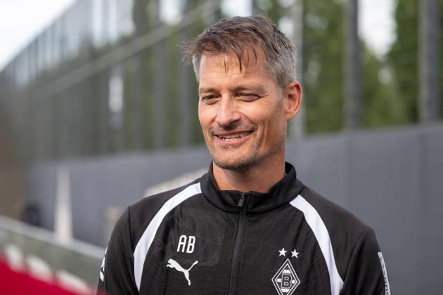 Alexander Blessin, coach of Borussia Mönchengladbach, answers questions from reporters after his first practice. Borussia Mönchengladbach public practice, soccer, Bundesliga, 2026–2027 season, September 29, 2026, public training session for Borussia Mönchengladbach, soccer, Bundesliga, 2026–2027 season, September 29, 2026, Mönchengladbach Copyright: xEibner-Pressefoto ThomasxHaeslerx EP_THR