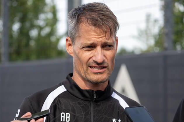 Alexander Blessin, coach of Borussia Mönchengladbach, answers questions from reporters after his first practice. Borussia Mönchengladbach public practice, soccer, Bundesliga, 2026–2027 season, September 29, 2026, public training session for Borussia Mönchengladbach, soccer, Bundesliga, 2026–2027 season, September 29, 2026, Mönchengladbach Copyright: xEibner-Pressefoto ThomasxHaeslerx EP_THR