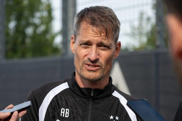 Alexander Blessin, coach of Borussia Mönchengladbach, answers questions from reporters after his first practice. Borussia Mönchengladbach public practice, soccer, Bundesliga, 2026–2027 season, September 29, 2026, public training session for Borussia Mönchengladbach, soccer, Bundesliga, 2026–2027 season, September 29, 2026, Mönchengladbach Copyright: xEibner-Pressefoto ThomasxHaeslerx EP_THR
