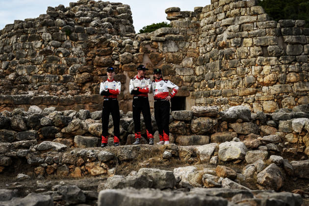 FIA WRC, Motorsport Rallye, WM Rally Italia Sardegna 2026 Sami Pajari, Elfyn Evans and Oliver Solberg of the Toyota Gazoo Racing WRT team pose for a family photo with their Toyota GR Yaris Rally1 cars during the FIA World Rally Championship WRC Rally Italia Sardegna 2026 in Sardinia, Italy, on September 30, 2026. Alghero Italy  Copyright: xLucaxBarsalix originalFilename:barsali-wrcrally250930_npAch