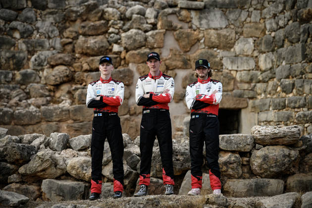 FIA WRC, Motorsport Rallye, WM Rally Italia Sardegna 2026 Sami Pajari, Elfyn Evans and Oliver Solberg of the Toyota Gazoo Racing WRT team pose for a family photo with their Toyota GR Yaris Rally1 cars during the FIA World Rally Championship WRC Rally Italia Sardegna 2026 in Sardinia, Italy, on September 30, 2026. Alghero Italy  Copyright: xLucaxBarsalix originalFilename:barsali-wrcrally250930_npkZn