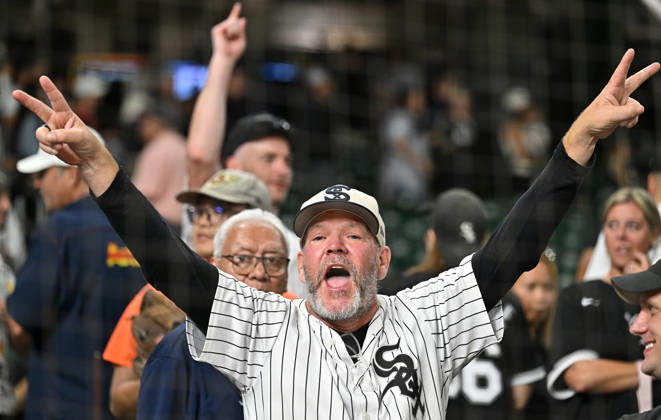 Chicago White Sox fans celebrate after the White Sox defeated the Houston Astros 7-3 to win their MLB, Baseball Herren, USA American League Wild Card series at Daikin Park in Houston, Texas, on Wednesday, September 30, 2026. The White Sox advance to play the Cleveland Guardians in the American League Division Series.  HOU20260930749 MARIAxLYSAKER