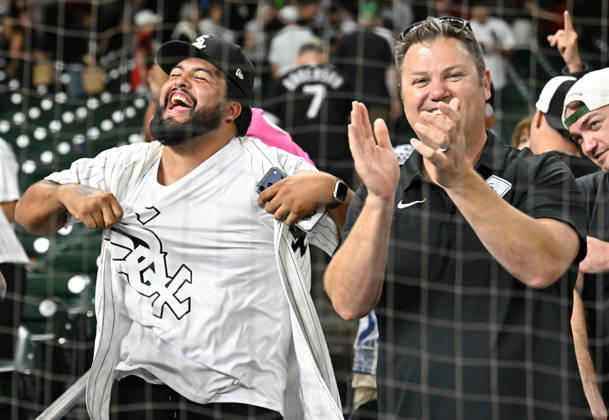 Chicago White Sox fans celebrate after the White Sox defeated the Houston Astros 7-3 to win their MLB, Baseball Herren, USA American League Wild Card series at Daikin Park in Houston, Texas, on Wednesday, September 30, 2026. The White Sox advance to play the Cleveland Guardians in the American League Division Series.  HOU20260930750 MARIAxLYSAKER