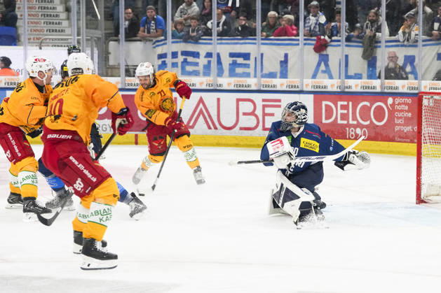 October 1, 2026, Quinto, Gottardo Arena, NL: HC Ambrì Piotta vs. SCL Tigers. Julian Schmutz of the Tigers scores against goalkeeper Philip Wuthrich (71) of Ambri Quinto at the Gottardo Arena in Ticino, Switzerland. Copyright: xJustPictures.ch JarixPestelaccix jp-en-JaPe-JP6_JAr_NL_HCAP_SCL_01Ott2026_000014