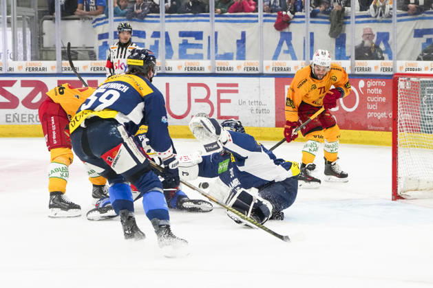 October 1, 2026, Quinto, Gottardo Arena, NL: HC Ambrì Piotta vs. SCL Tigers. Julian Schmutz of the Tigers scores against goalkeeper Philip Wuthrich (71) of Ambri Quinto at the Gottardo Arena in Ticino, Switzerland. Copyright: xJustPictures.ch JarixPestelaccix jp-en-JaPe-JP6_JAr_NL_HCAP_SCL_01Ott2026_000015