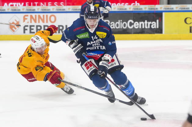 October 1, 2026, Quinto, Gottardo Arena, NL: HC Ambrì Piotta vs. SCL Tigers 14. William Worge (Ambrì) chased by No. 40 Flavio Schmutz (Tigers) in Quinto at the Gottardo Arena in Ticino, Switzerland Copyright: xJustPictures.ch JarixPestelaccix jp-en-JaPe-JP6_JAr_NL_HCAP_SCL_01Ott2026_000031