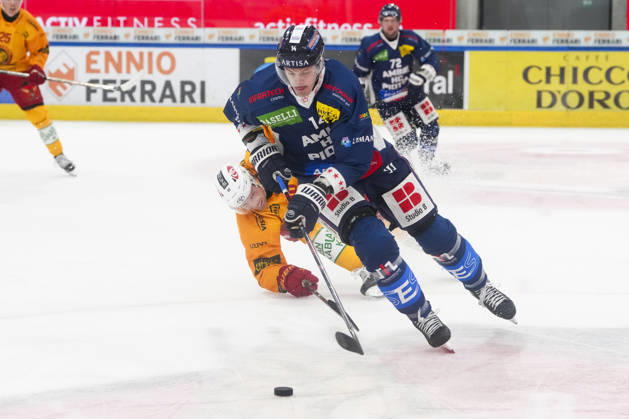 October 1, 2026, Quinto, Gottardo Arena, NL: HC Ambrì Piotta vs. SCL Tigers 14. William Worge (Ambrì) chased by No. 40 Flavio Schmutz (Tigers) in Quinto at the Gottardo Arena in Ticino, Switzerland Copyright: xJustPictures.ch JarixPestelaccix jp-en-JaPe-JP6_JAr_NL_HCAP_SCL_01Ott2026_000033