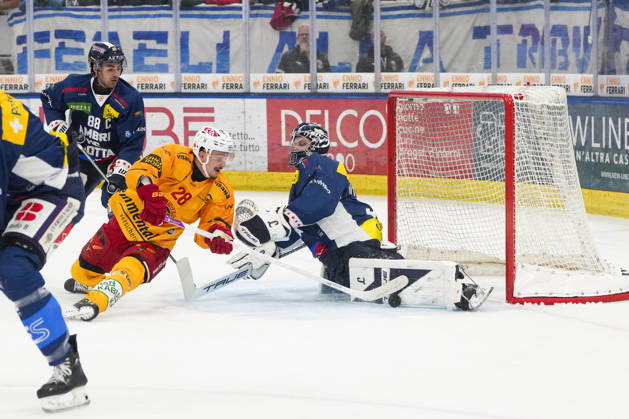 October 1, 2026, Quinto, Gottardo Arena, NL HC Ambri Piotta vs. SCL Tigers: Dario Allenspach (Tigers) vs. Philip Wuthrich (Ambri), goalkeeper, Quinto, Gottardo Arena, Ticino, Switzerland Copyright: xJustPictures.ch JarixPestelaccix jp-en-JaPe-JP6_JAr_NL_HCAP_SCL_01Ott2026_000038