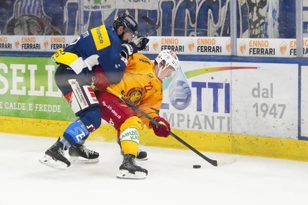 October 1, 2026, Quinto, Gottardo Arena, NL HC Ambrì Piotta vs. SCL Tigers 22 Joel Salzgeber (Tigers) vs. 7 Isacco Dotti (Ambrì), Quinto, Gottardo Arena, Ticino, Switzerland Copyright: xJustPictures.ch JarixPestelaccix jp-en-JaPe-JP6_JAr_NL_HCAP_SCL_01Ott2026_000072