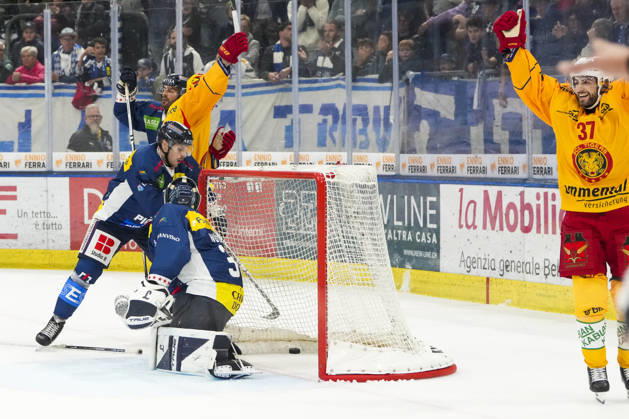 October 1, 2026, Quinto, Gottardo Arena, NL: HC Ambrì Piotta vs. SCL Tigers. Arno Nussbaumer of the Tigers and top scorer Emil Pettersson celebrate the SCL Tigers 2-0 victory at the Gottardo Arena in Quinto, Ticino, Switzerland. Copyright: xJustPictures.ch JarixPestelaccix jp-en-JaPe-JP6_JAr_NL_HCAP_SCL_01Ott2026_000057