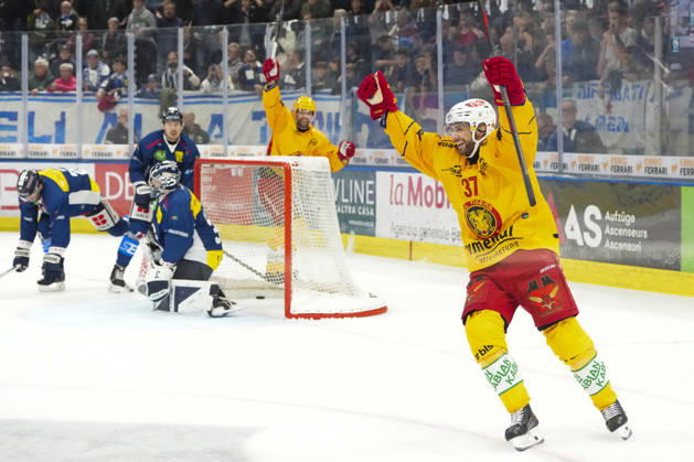 October 1, 2026, Quinto, Gottardo Arena, NL: HC Ambrì Piotta vs. SCL Tigers. Arno Nussbaumer of the Tigers and top scorer Emil Pettersson celebrate the SCL Tigers 2-0 victory at the Gottardo Arena in Quinto, Ticino, Switzerland. Copyright: xJustPictures.ch JarixPestelaccix jp-en-JaPe-JP6_JAr_NL_HCAP_SCL_01Ott2026_000058