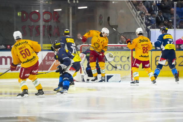 October 1, 2026, Quinto, Gottardo Arena, NL: HC Ambrì Piotta vs. SCL Tigers 50; Juuso Riikola (Tigers L) scores the 0-3 goal; Quinto, Gottardo Arena, Ticino, Switzerland Copyright: xJustPictures.ch JarixPestelaccix jp-en-JaPe-JP6_JAr_NL_HCAP_SCL_01Ott2026_000089