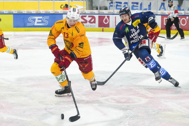 October 1, 2026, Quinto, Gottardo Arena, NL HC Ambri-Piotta vs. SCL Tigers 13 Oskars Lapinskis (Tigers) vs. 76 Nathan Schnarr (Ambri-Quinto) Gottardo Arena, Ticino, Switzerland Copyright: xJustPictures.ch JarixPestelaccix jp-en-JaPe-JP6_JAr_NL_HCAP_SCL_01Ott2026_000097