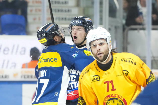 October 1, 2026, Quinto, Gottardo Arena, NL: HC Ambrì Piotta vs. SCL Tigers 43 Tim Muggli (Ambri) celebrates his first NL goal with 37 Lukas Landry (Ambri Quinto) at the Gottardo Arena in Ticino, Switzerland Copyright: xJustPictures.ch JarixPestelaccix jp-en-JaPe-JP6_JAr_NL_HCAP_SCL_01Ott2026_000105
