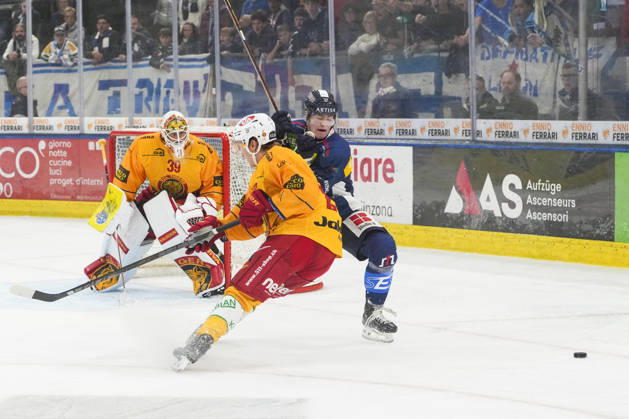 October 1, 2026, Quinto, Gottardo Arena, NL: HC Ambri Piotta vs. SCL Tigers. Miles Muller (Ambri) vs. Santtu Kinnunen (Tigers). Quinto, Gottardo Arena, Ticino, Switzerland Copyright: xJustPictures.ch JarixPestelaccix jp-en-JaPe-JP6_JAr_NL_HCAP_SCL_01Ott2026_000130
