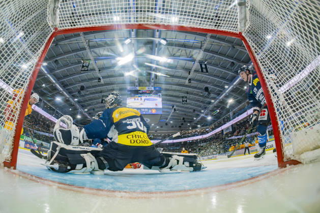 October 1, 2026, Quinto, Gottardo Arena, NL: HC Ambri-Piotta vs. SCL Tigers 30; goalkeeper Philip Wuthrich (Ambri) in action against Jerome Bachofner (Tigers) in Quinto at the Gottardo Arena in Ticino, Switzerland Copyright: xJustPictures.ch JarixPestelaccix jp-en-JaPe-_DSC9908
