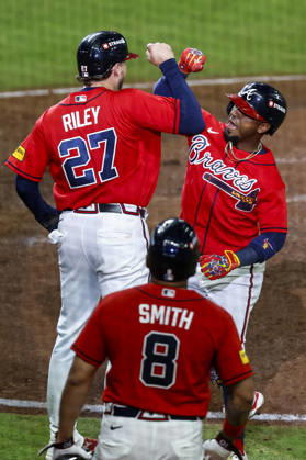 Atlanta Braves second baseman Ozzie Albies (1) celebrates his home run with Atlanta Braves third baseman Austin Riley (27) in the fourth inning against the Philadelphia Phillies in game three of the MLB, Baseball Herren, USA National League Wild Card round at Truist Park in Atlanta, Georgia on Thursday, October 1, 2026. ATL20261001314 MIKExZARRILLI