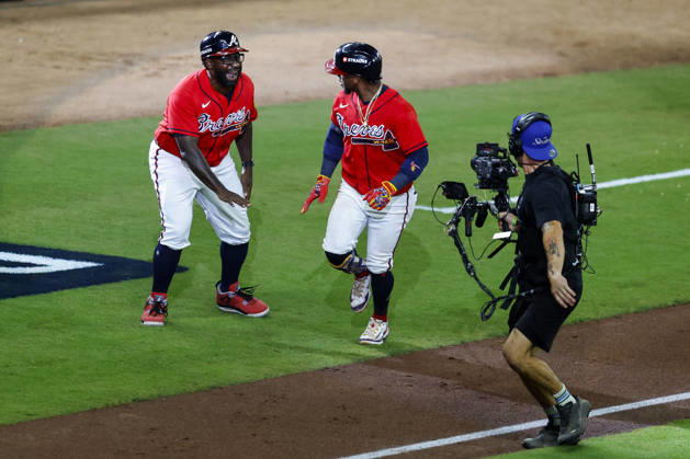 Atlanta Braves second baseman Ozzie Albies (1) celebrates his home run with third base coach Tommy Watkins in the fourth inning against the Philadelphia Phillies .in game three of the MLB, Baseball Herren, USA National League Wild Card round at Truist Park in Atlanta, Georgia on Thursday, October 1, 2026. ATL20261001312 MIKExZARRILLI