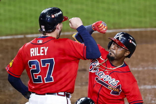 Atlanta Braves second baseman Ozzie Albies (1) celebrates his home run with Atlanta Braves third baseman Austin Riley (27) in the fourth inning against the Philadelphia Phillies in game three of the MLB, Baseball Herren, USA National League Wild Card round at Truist Park in Atlanta, Georgia on Thursday, October 1, 2026. ATL20261001313 MIKExZARRILLI