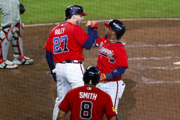 Atlanta Braves second baseman Ozzie Albies (1) celebrates his home run with Atlanta Braves third baseman Austin Riley (27) in the fourth inning against the Philadelphia Phillies in game three of the MLB, Baseball Herren, USA National League Wild Card round at Truist Park in Atlanta, Georgia on Thursday, October 1, 2026. ATL20261001315 MIKExZARRILLI