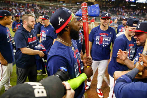 Atlanta Braves center fielder Michael Harris II (23) celebrates defeating the Philadelphia Phillies in game three of the MLB, Baseball Herren, USA National League Wild Card round at Truist Park in Atlanta, Georgia on Thursday, October 1, 2026.  ATL20261001332 MIKExZARRILLI