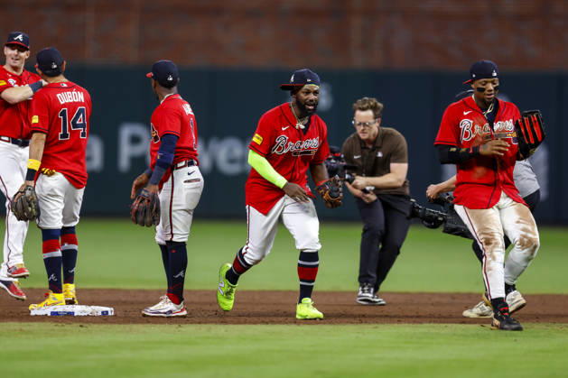 Atlanta Braves center fielder Michael Harris II (23) and members of the team celebrate after defeating the Philadelphia Phillies in game three of the MLB, Baseball Herren, USA National League Wild Card round at Truist Park in Atlanta, Georgia on Thursday, October 1, 2026.  ATL20261001340 MIKExZARRILLI
