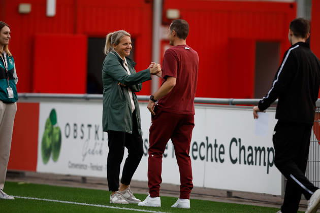 Soccer I Women s I 2026–2027 Season I Bundesliga I Bayer 04 Leverkusen vs. Werder Bremen I October 2, 2026 Friederike Kromp, Coach, Werder Bremen, and Roberto Pätzold, coach, Bayer 04 Leverkusen, shake hands in a spirit of fair play before the game at the Ulrich Haberland Stadium in North Rhine-Westphalia, Germany Copyright: xLobeca CedricxSiefkerx