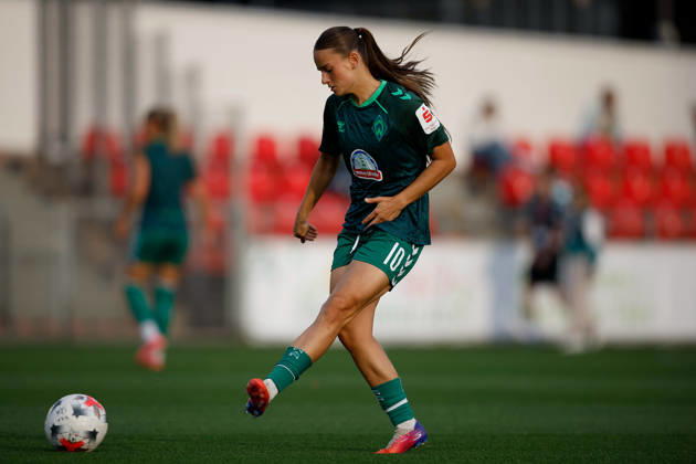 Soccer I Women s I 2026–2027 Season I Bundesliga I Bayer 04 Leverkusen vs. Werder Bremen I October 2, 2026 Tuana Mahmoud 10, Werder Bremen warms up before the game at Leverkusen s Ulrich Haberland Stadium, North Rhine-Westphalia, Germany Copyright: xLobeca CedricxSiefkerx
