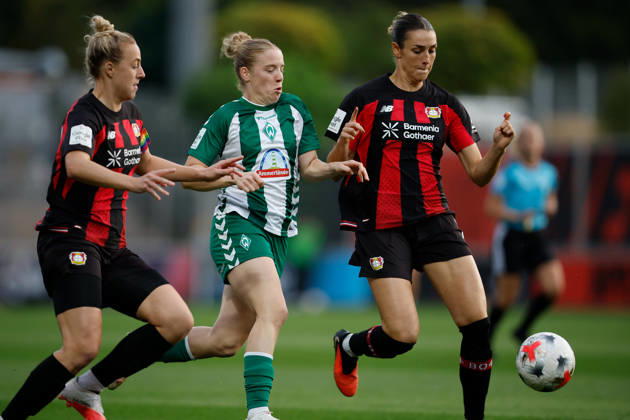 Soccer I Women s I 2026–2027 Season I Bundesliga I Bayer 04 Leverkusen vs. Werder Bremen I October 2, 2026 Carolin Simon 30, Bayer 04 Leverkusen Elena Dhont 31, Werder Bremen, and Selina Ostermeier (2), Bayer 04 Leverkusen, in a three-way battle—action and dynamism at the Ulrich Haberland Stadium in North Rhine-Westphalia, Germany Copyright: xLobeca CedricxSiefkerx