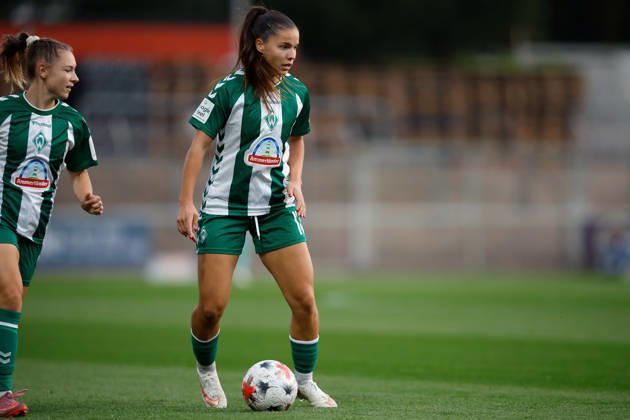 Soccer I Women s I 2026–2027 Season I Bundesliga I Bayer 04 Leverkusen vs. Werder Bremen I October 2, 2026 Luna Vanzeir 13, Werder Bremen in possession of the ball; cutout, close-up, portrait, single photo, single image, body; Leverkusen; Ulrich Haberland Stadium; North Rhine-Westphalia; Germany Copyright: xLobeca CedricxSiefkerx
