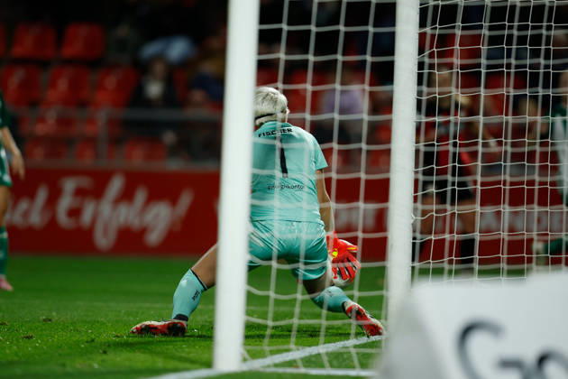 Soccer I Women s I 2026–2027 Season I Bundesliga I Bayer 04 Leverkusen vs. Werder Bremen I October 2, 2026 Vanessa Fischer 1, Werder Bremen, saves the ball and clears it for a corner at the Ulrich Haberland Stadium in North Rhine-Westphalia, Germany Copyright: xLobeca CedricxSiefkerx