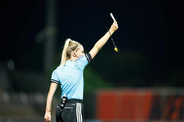 Soccer I Women s I 2026–2027 Season I Bundesliga I Bayer 04 Leverkusen vs. Werder Bremen I October 2, 2026: Referee Julia Boike issues a yellow card to Isabella Jaron (11), Werder Bremen vs. Leverkusen, Ulrich Haberland Stadium, North Rhine-Westphalia, Germany Copyright: xLobeca CedricxSiefkerx